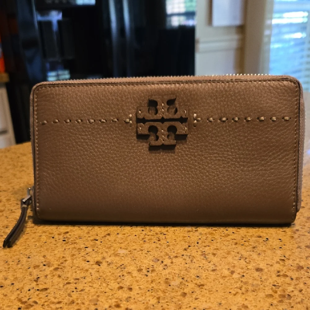 New Tory Burch McGraw Zip Wallet - Picture 1 of 9